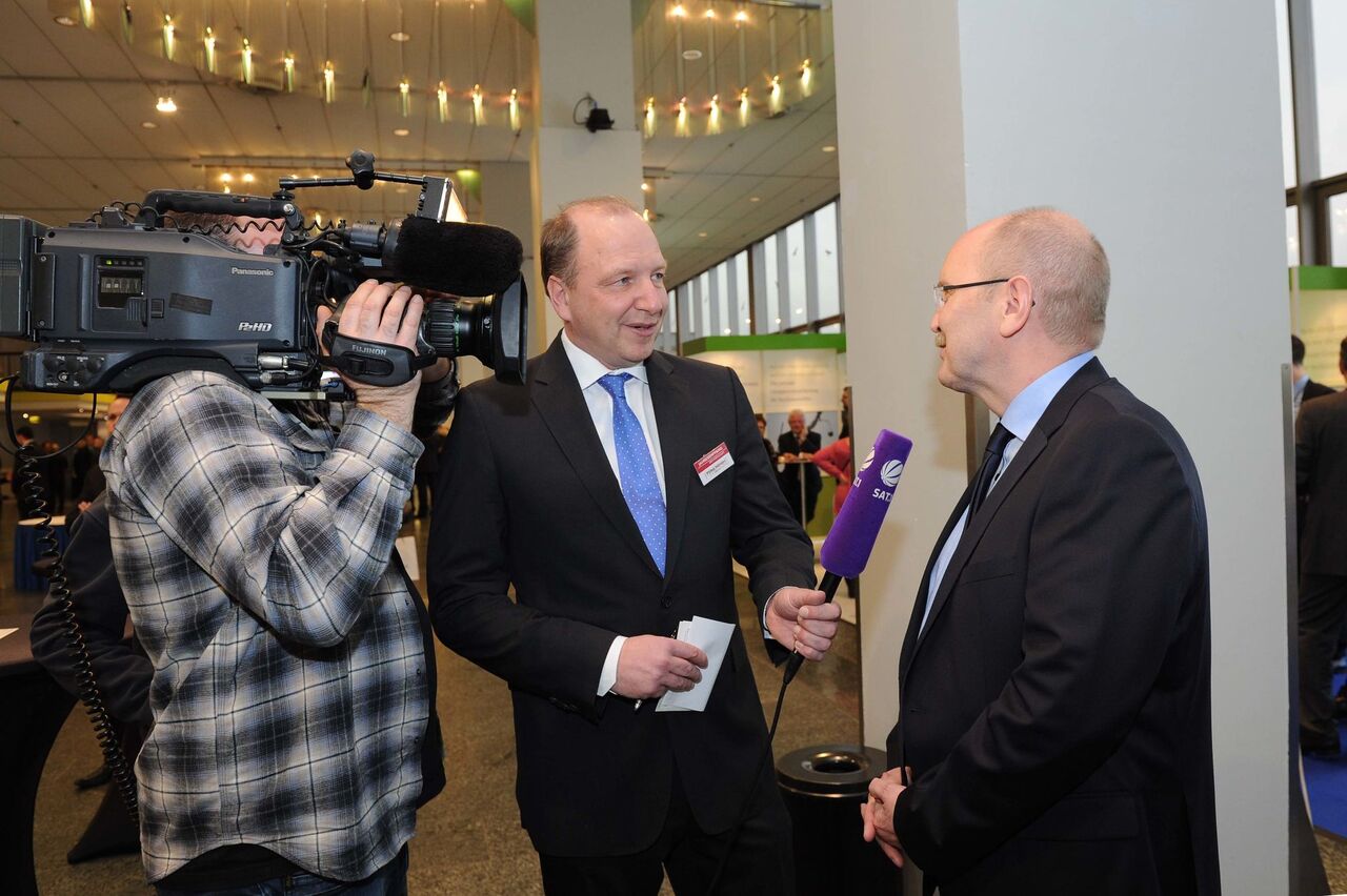 Foto: Der Präsident der Architektenkammer Rheinland-Pfalz, Gerold Reker, wird von SAT 1 interviewt.