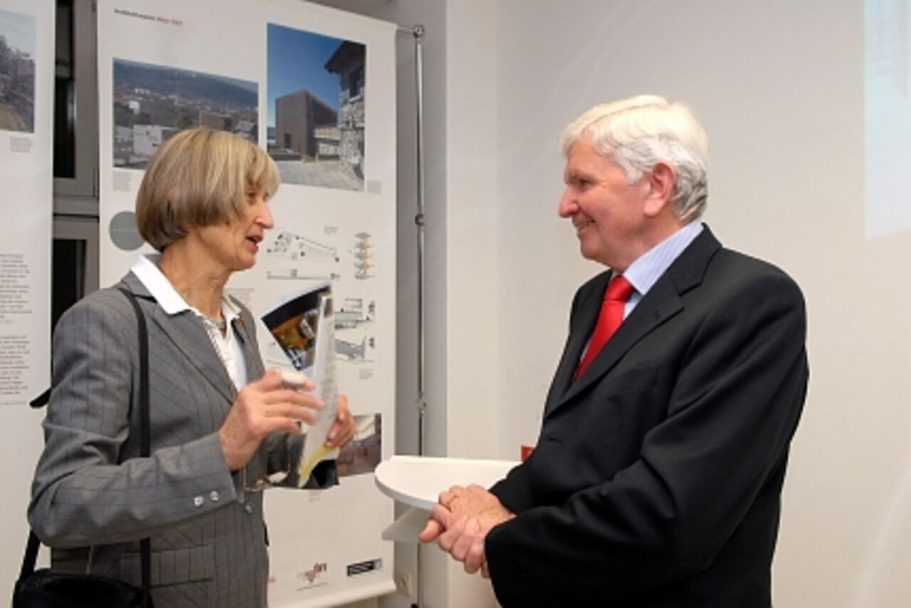 Foto: Frau Prof. Niewodniczanska und Heinz-Gert Woschek im Gespräch.