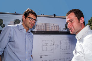 Foto: Prof. Dr. Salvatore Barbaro mit Architekt Jens Zimmermann, Meddersheim, vor den Plänen 