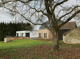 Foto: Andrea Stricker, Birken-Honigsessen Gartenansicht mit Scheune und altem Backes