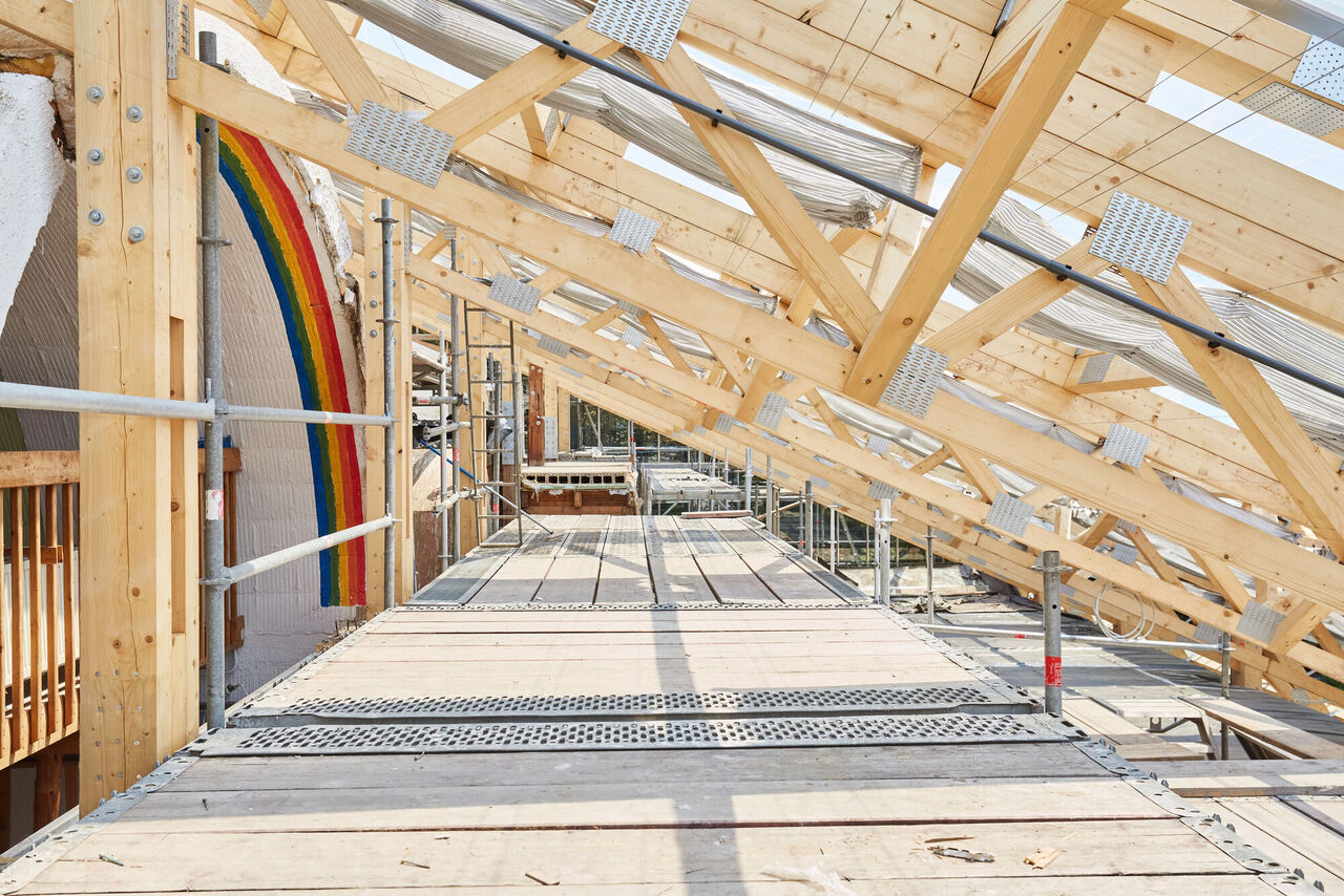 Blick auf das neue Holztragwerk während der Sanierung