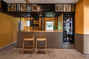 Foto: kplus konzept GmbH kplus konzept GmbH, kplus konzept GmbH, Düsseldorf Einladende Probiertheke für spontane Tastings