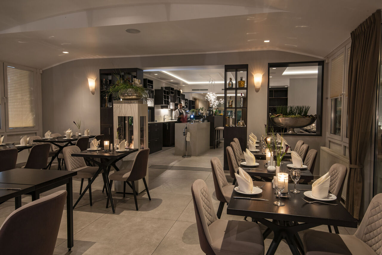 Foto: Gerhard Kind, Gerhard Kind Fotostudio, Bad Kreuznach - Deutschland Wintergarten mit Blick ins Restaurant