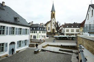 Ansicht auf Veldenzplatz mit ev. Kirche und Kriegerdenkmal 1870/71