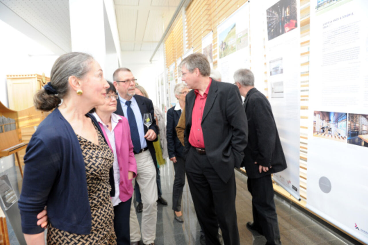 Besucher der Ausstellung zum Architekturpreis Wein