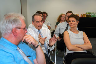 Foto: angeregte Diskussion mit Dr. Ulrich Link, Vorstand ISB Rheinland-Pfalz und Fr. Dr. Elena Wiezorek, Hauptgeschäftsführerin Architektenkammer RLP