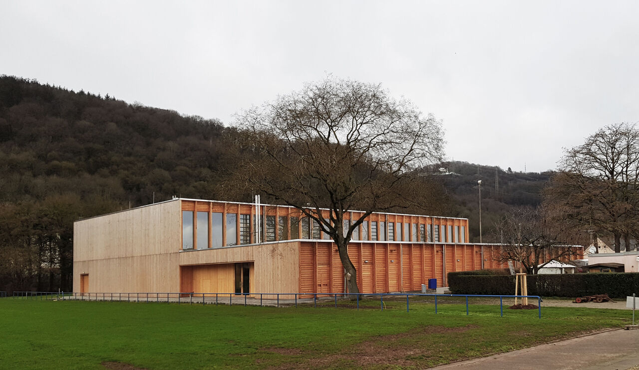 Foto: Benjamin Toth, MGF Architekten, Stuttgart - Deutschland Fassade (Umkleidetrakt) - Rasenplatzseite