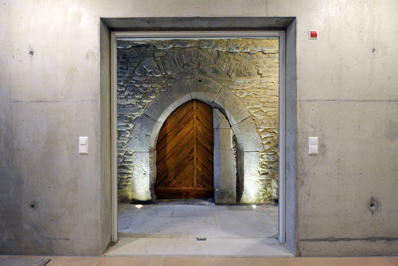 Eingang des historischen Schlosskellers - gotisches Portal