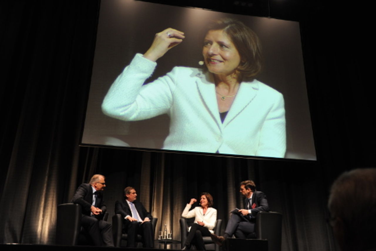 Foto: Ministerpräsidentin Malu Dreyer auf der Großbildleinwand, die über der Diskussionsrunde angebracht ist.