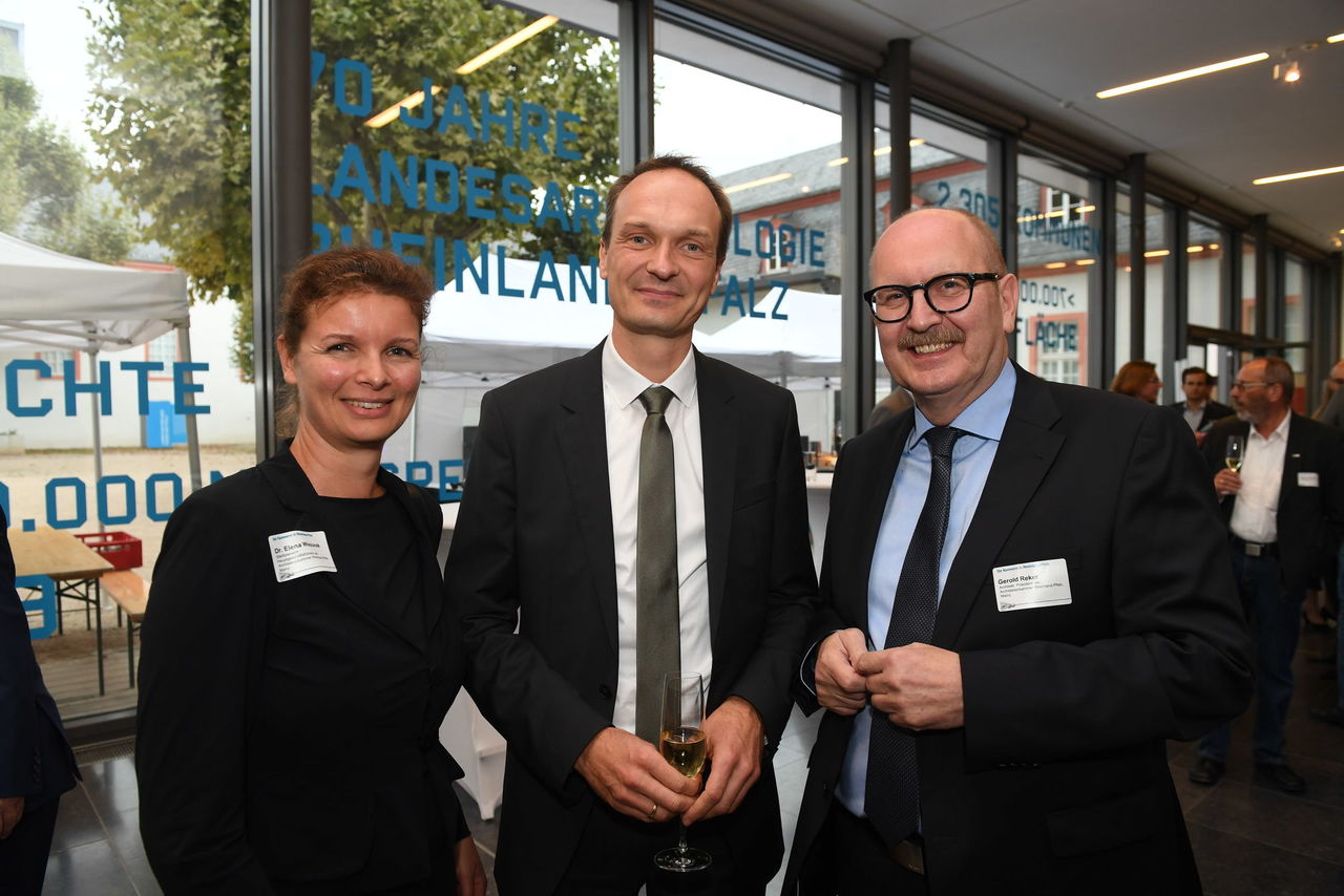 von der Architektenkammer Dr. Elena Wiezorek und Gerold Reker mit Dr. Stephan Weinberg, Staatssekretär im Ministerium der Finanzen