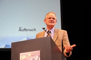 Foto: Oberbürgermeister Hans-Dieter Schlimmer am Rednerpult