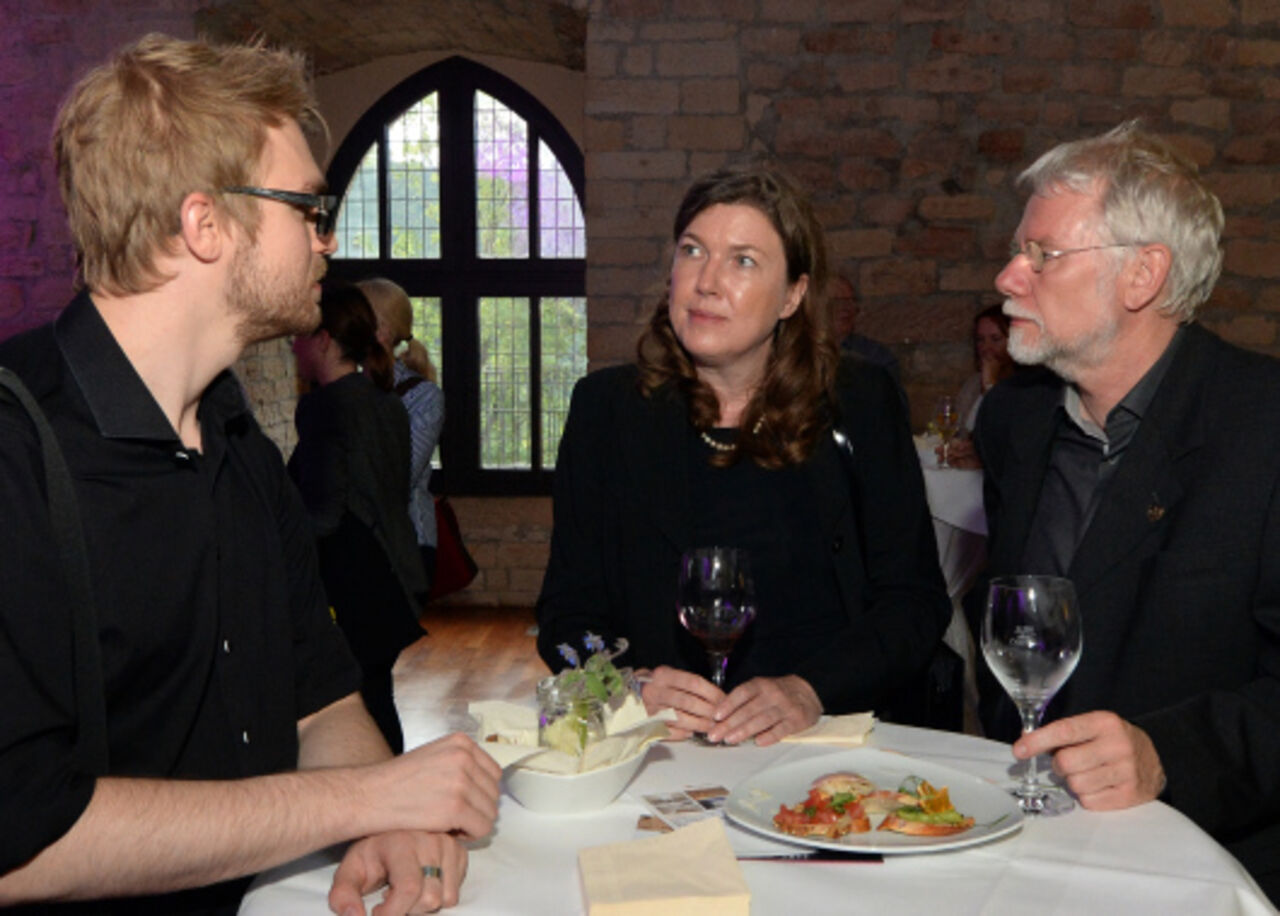 Entspannter Ausklang des Abends bei Wein und kleinen Snacks