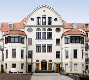 Wohnquartier Hildegradis - Haus A/Terra - Eingangsgeste von Jugendstil beeinflusst Wohnquartier Hildegradis - Haus A/Terra - Eingangsgeste von Jugendstil beeinflusst