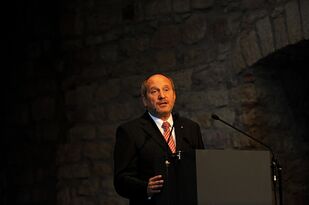 Foto: Noch einmal Prof. Ingolf Deubel, diesmal mit der historischen Mauer des Schlosses im Hintergrund 