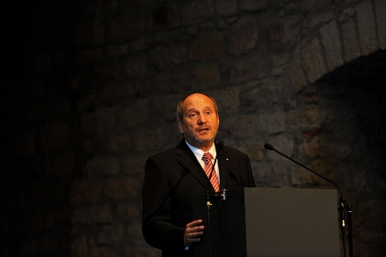 Foto: Noch einmal Prof. Ingolf Deubel, diesmal mit der historischen Mauer des Schlosses im Hintergrund 