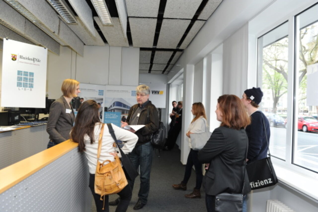 Birgit Pottkämper und Astrid Ehrler vom LBB - Landesbetrieb Liegenschafts- und Baubetreuung informierten über das technische Referendariat in den Fachgebieten Architektur und Städtebau.