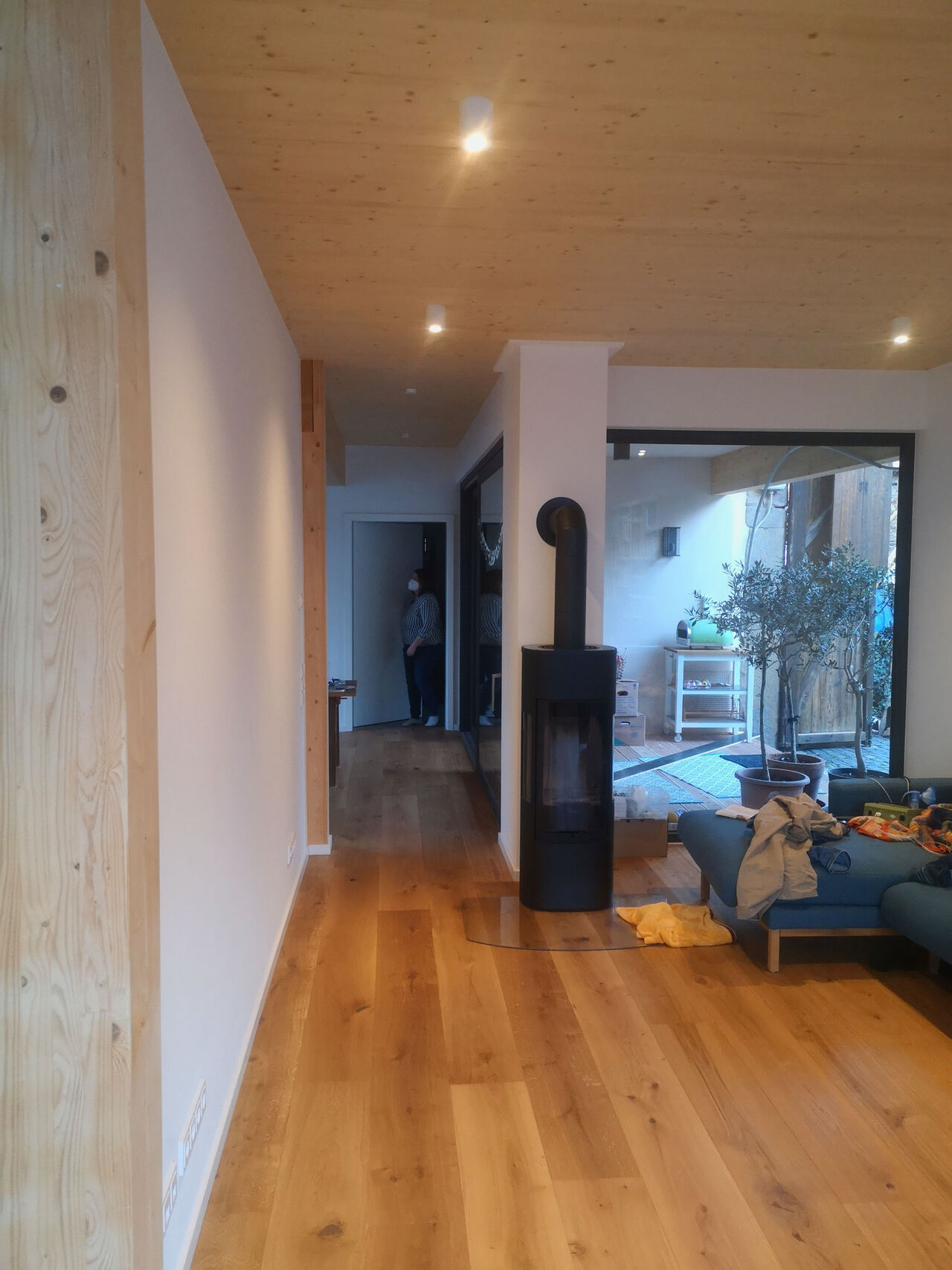 Foto: Tim Reiter, Kindenheim - Deutschland Wohnzimmer mit Blick auf Kamin / Innenterrasse