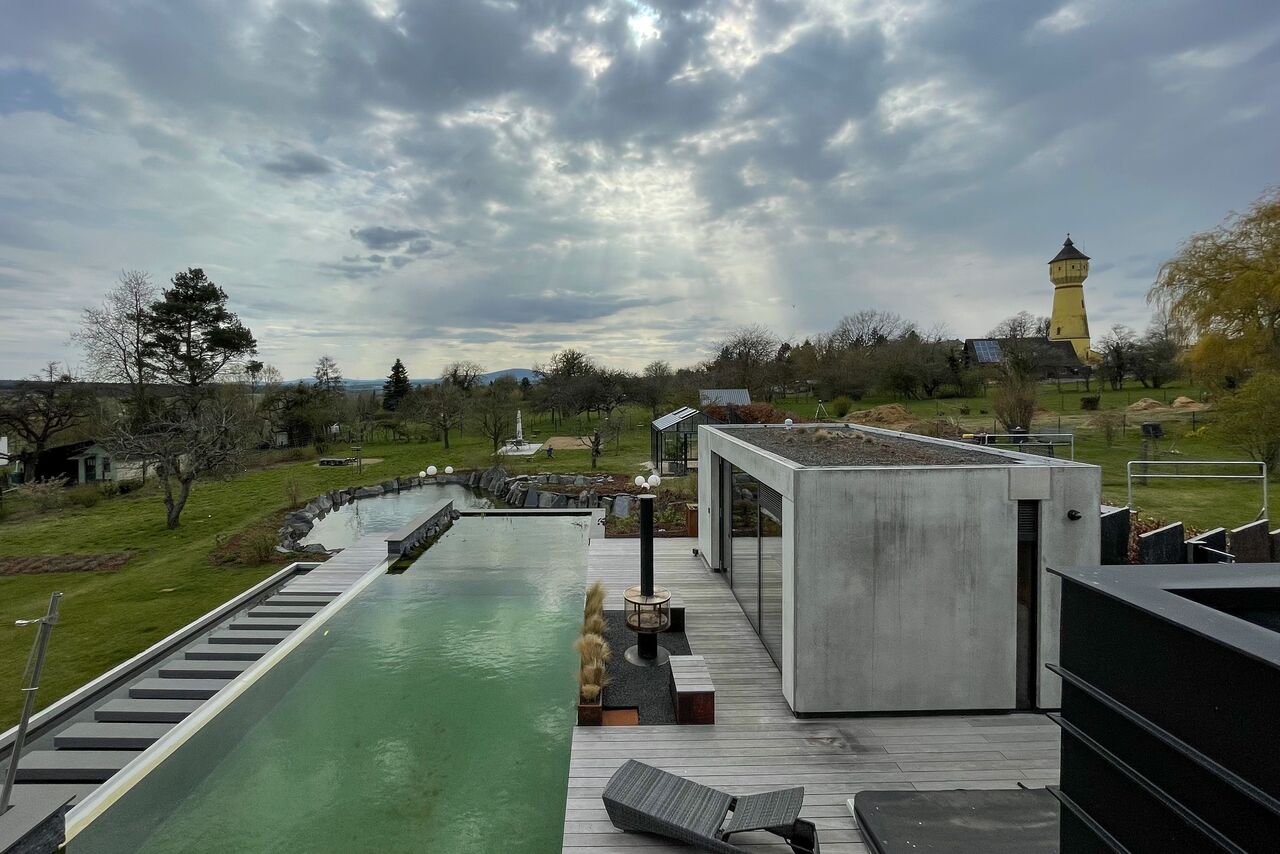 Schwimmbecken - Sauna - Teich