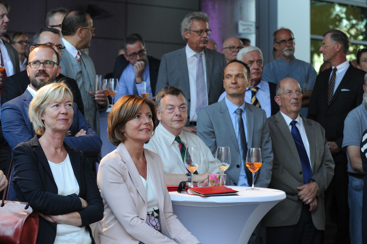 Ministerpräsidentin Malu Dreyer, Bau- und Finanzminsterin Doris Ahnen, mit den Gästen des Sommerfestes während des Grußwortes von Landtagspräsident Hendrik Hering.