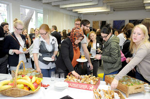 Das Fingerfood-Buffett lockte die hungrigen Besucher an.