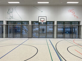 Foto: Tobias von Pastau, Mainz Obere Sporthalle mit bodentiefer Verglasung zum Hof 01
