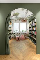 Blick durch das Tor in die Kinderabteilung