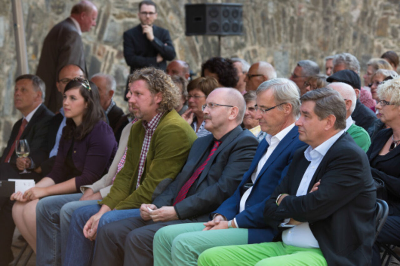 Foto: Blick ins Publikum während der Eröffnung. In der ersten Reihe die Moselweinkönigin, Landschaftsarchitekt Cox, Kammerpräsident Reker, Staatssekretär Dr. Griese und Architekt Baumewerd