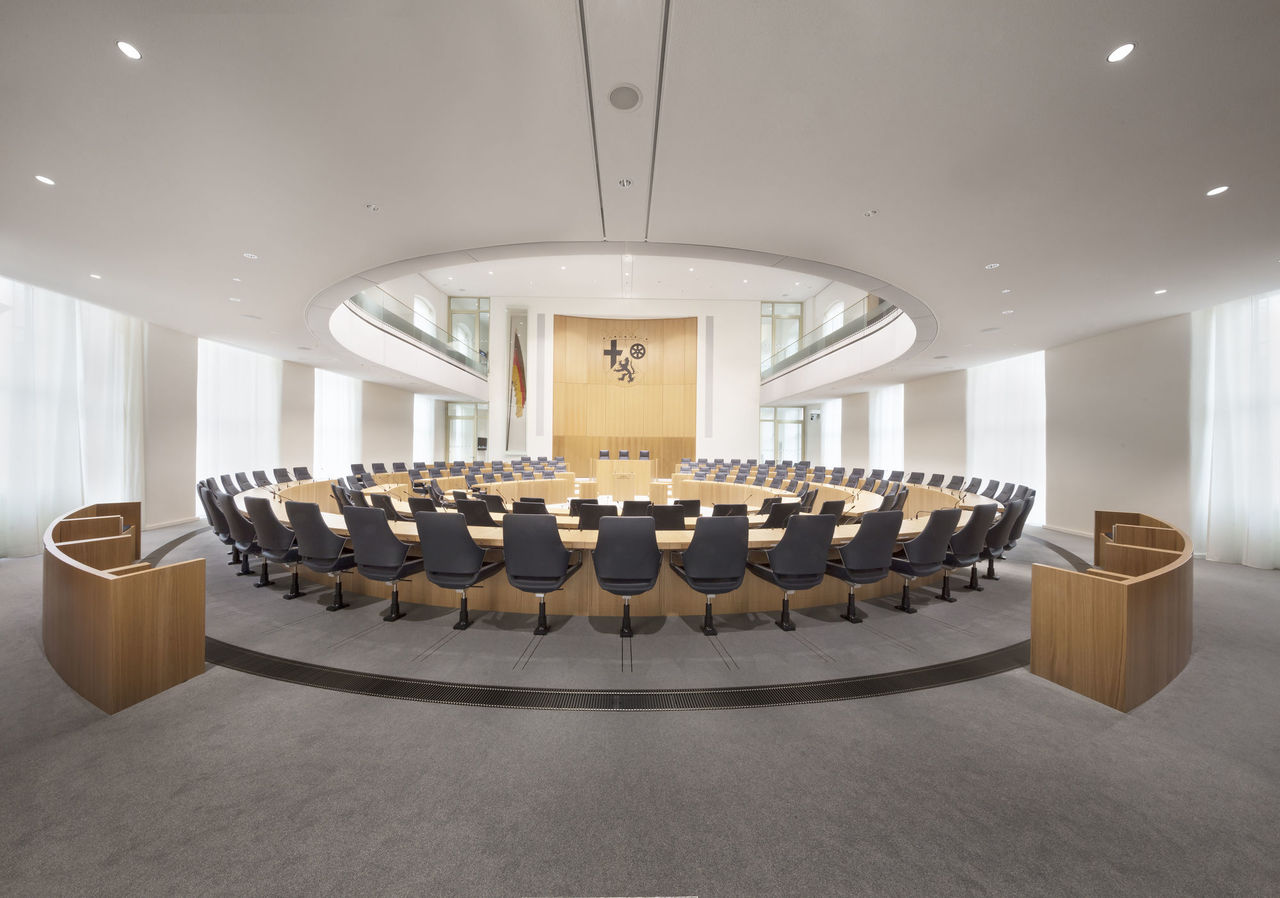 Plenarsaal des Landtagsgebäudes Rheinland-Pfalz