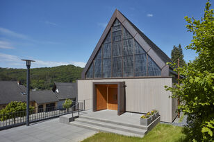 Foto: Lukas Huneke, LUKAS HUNEKE PHOTOGRAPHY, Trier Kirchenzugang