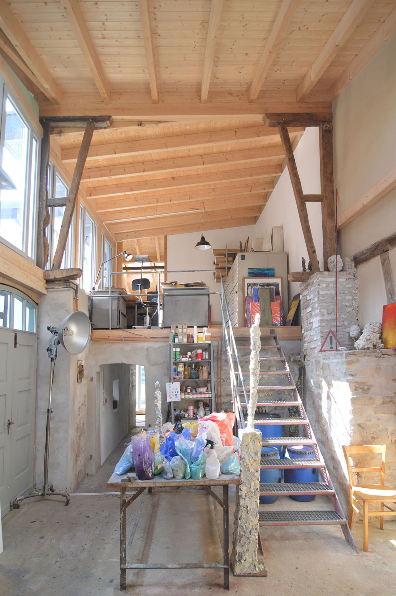 Treppenaufgang Atelier 2 als Verbindung beider Räume, neue Dachkonstruktion mit Aufdachdämmung und teils Verwendung alter Balkensubstanz
