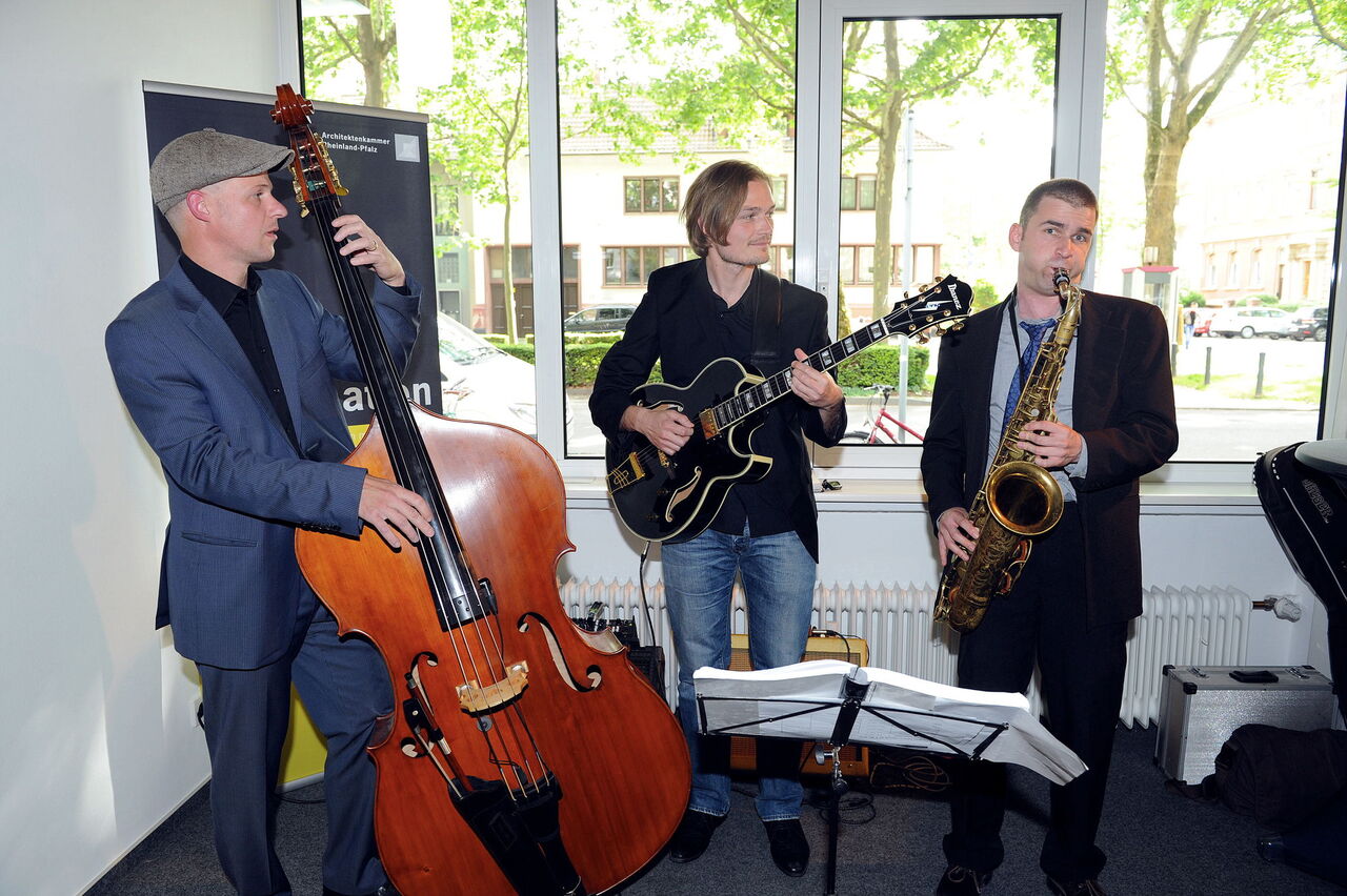 musikalisch begleitet wird die Veranstaltung von dem Jazz-Trio "Anselm und die Amseln" 