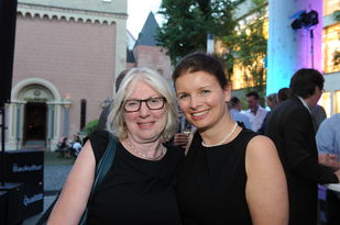 Hauptgeschäftsführerin Dr. Elena Wiezorek mit der Abteilungsleiterin im Bildungsministerium Brigitte Erzgräber.