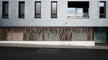 Foto: Julie Lorang, PUR+ Architekten Stein Hemmes Partner GmbB, Kasel Ausschnitt Straßenfassade