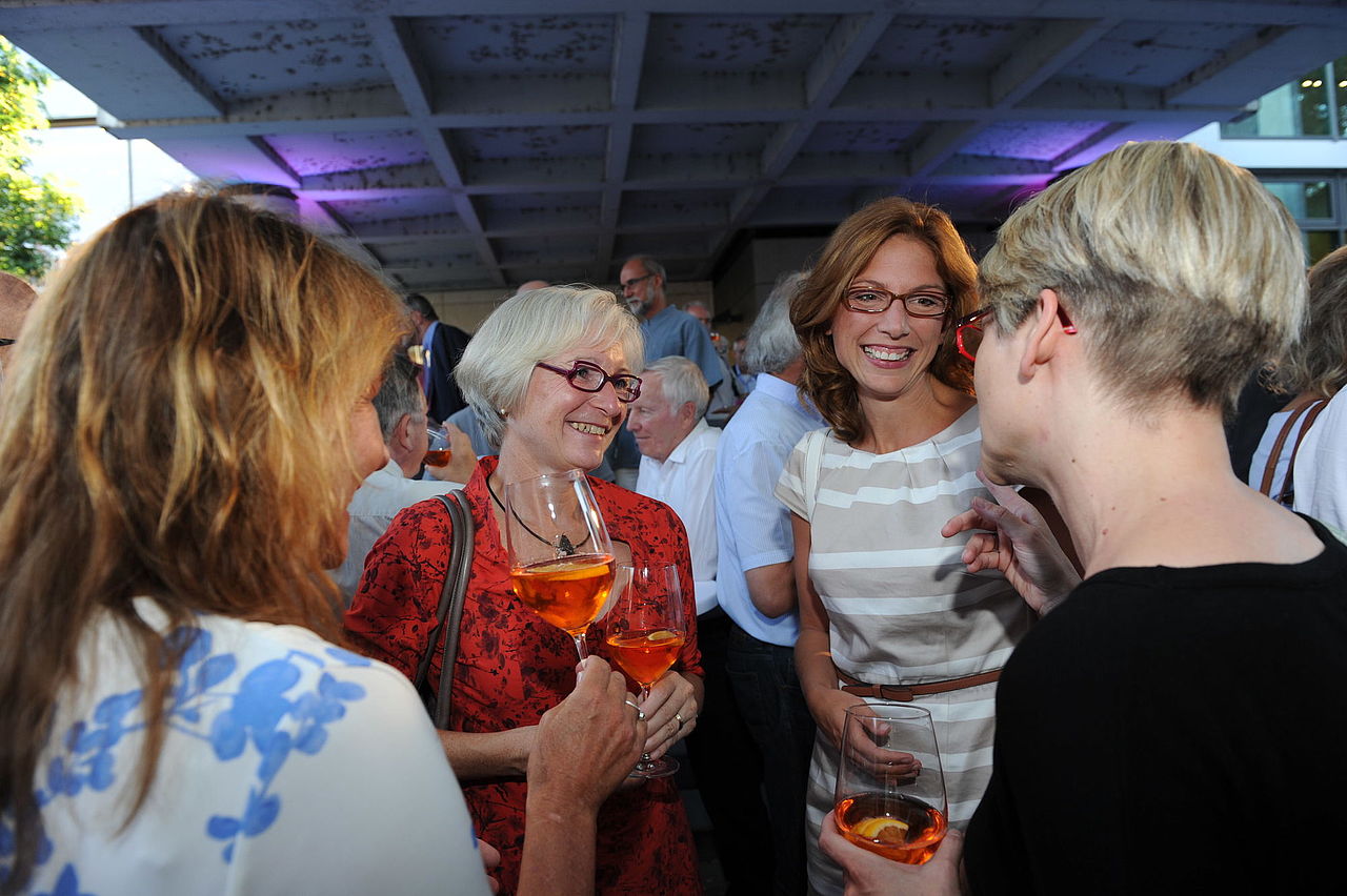 Petra Regelin, Geschäftsführerin und Dr. Andrea Benecke, Vizepräsidentin der LandesPsychotherapeutenKammer, Sabine Bätzing-Lichtenthäler, Ministerin für Soziales, Arbeit, Gesundheit und Demografie und Sabine Maur, Vorstandbeauftragte der LandesPsychotherapeutenKammer unterhalten sich gemeinsam vor dem Brückenturm.