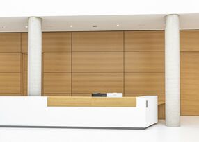 Foto: Johannes Schacke, Bernhardt + Partner Architekten PartG mbB, Darmstadt Empfangstresen Foyer