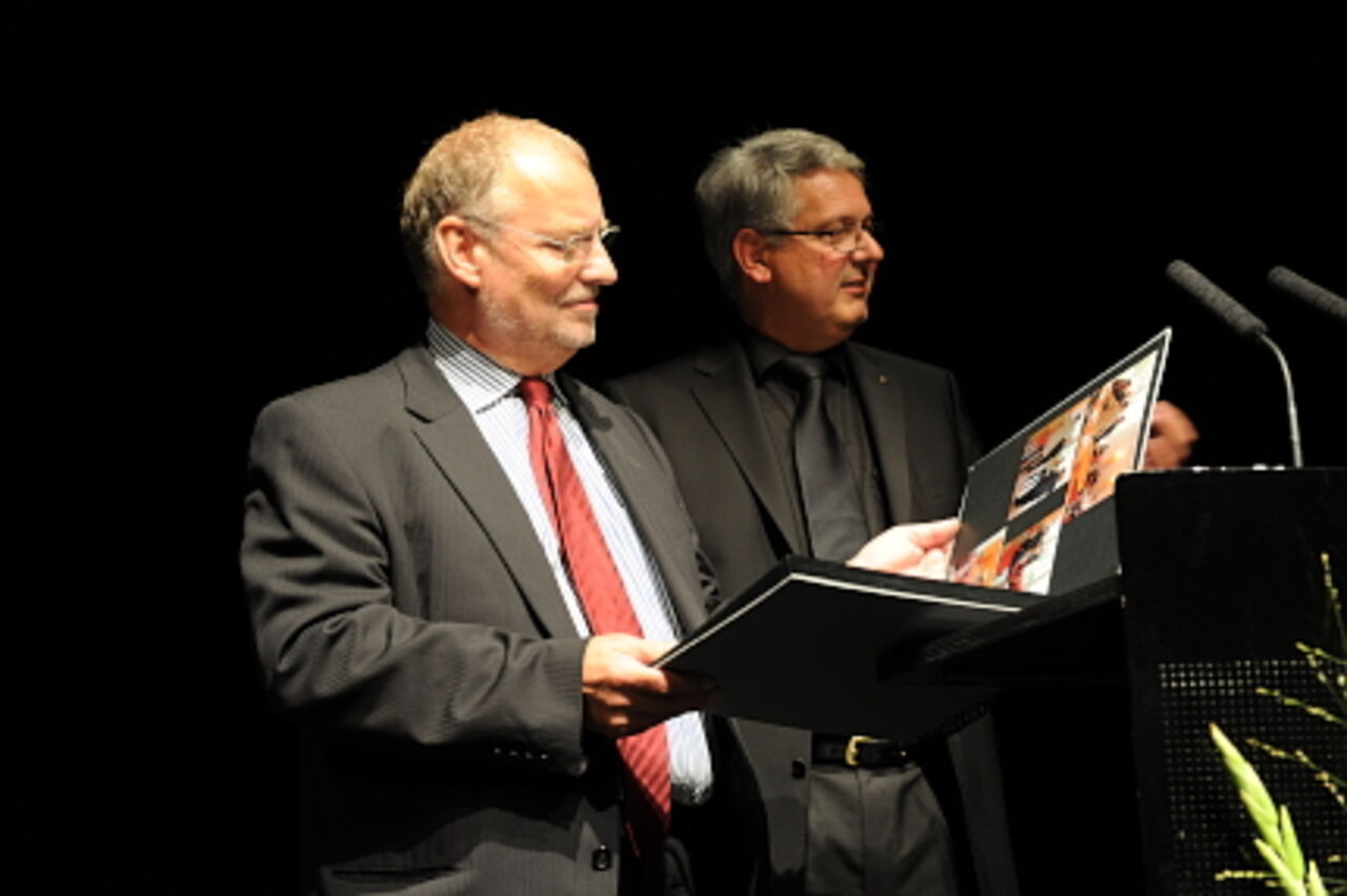 Kammerpräsident Stefan Musil dankte Dr. Coridaß für sein beinahe drei Jahrzente währendes Engagement für die Architektenschaft.  Im Namen des Vorstandes überreichte er ihm ein Buch, mit der Dokumentation der gemeinsamen Zeit. 