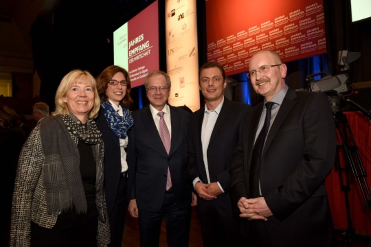 Gelöste Stimmung in der Rheingoldhalle: Die Ministerinnnen Ahnen und Bätzing-Lichtenthäler, Minister Prof. Dr. Robbers, Fraktionsvorsitzender von Bündnis 90/Die Grünen Köbler und Kammerpräsidetn Reker vor dem Jahresempfang