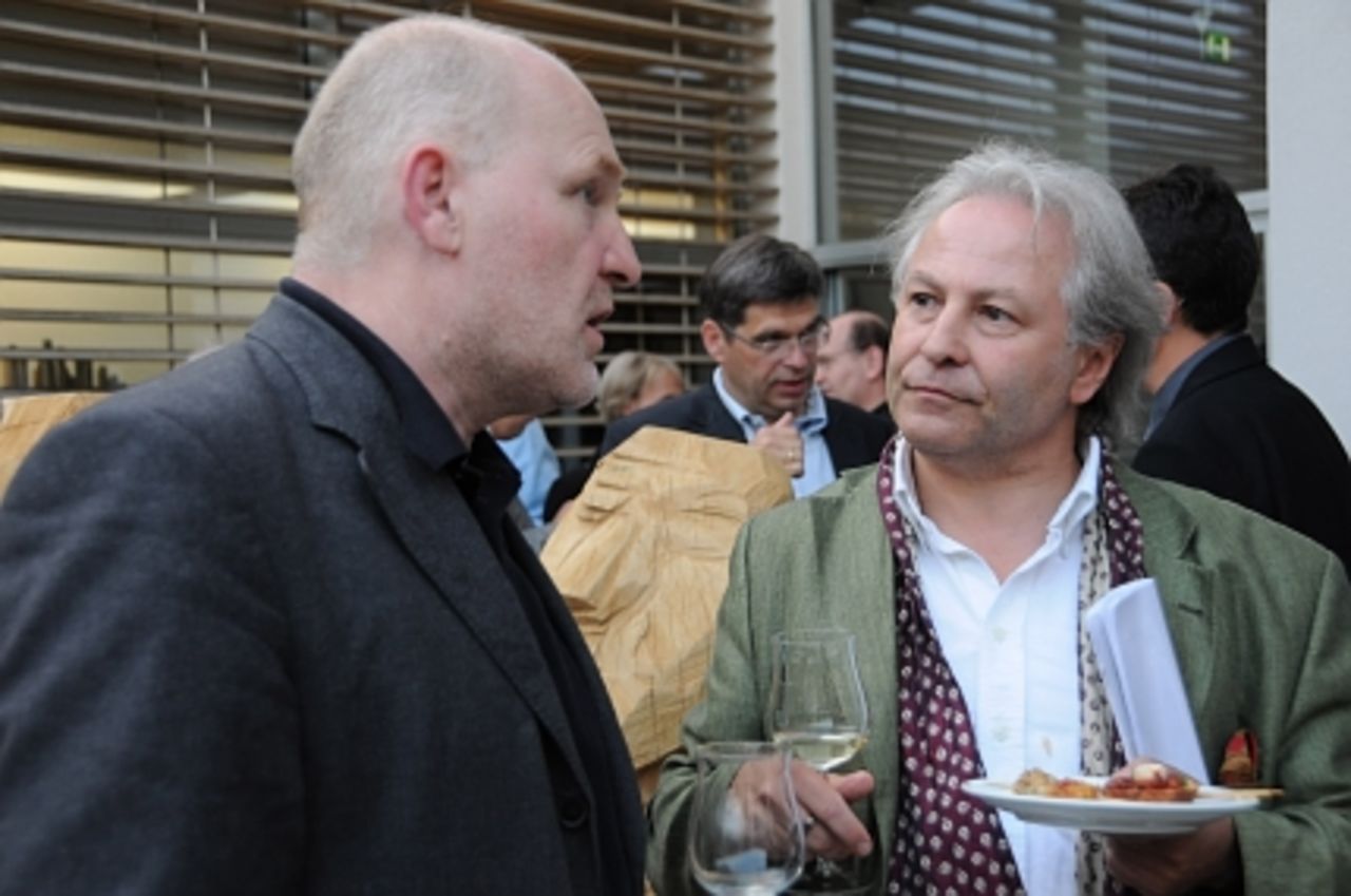 Foto: Zwei Herren im Gespräch bei einem Glas Wein im Innenhof des Museums.