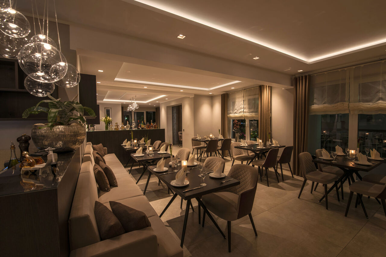 Foto: Gerhard Kind, Gerhard Kind Fotostudio, Bad Kreuznach - Deutschland Vorderer Restaurantbereich mit Blick in die Weinlounge