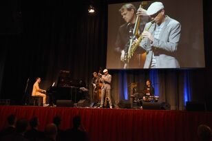 Die Band The Flow aus Mainz auf der Bühne der Rheingoldhalle beim Jahresempfang