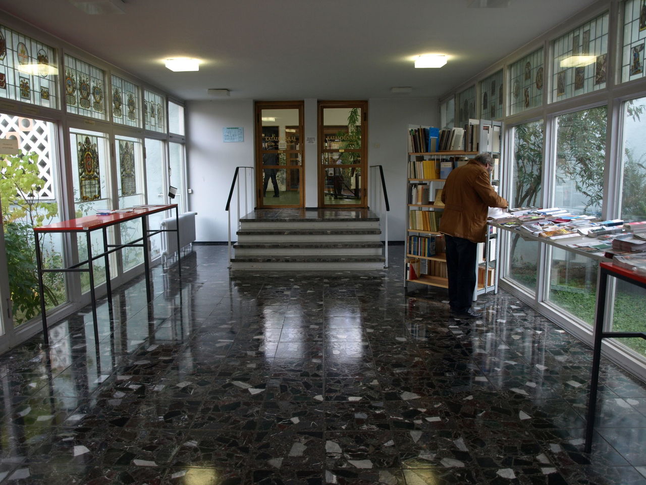 Eingang vorher mit links Forum und rechts Lesegarten vor Umbau