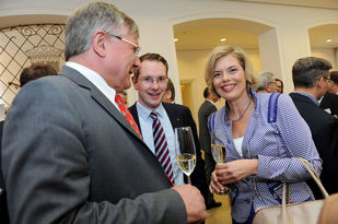 Foto: Julia Klöckner, Landes- und Fraktionsvorsitzende der CDU im Gespräch mit Gästen.