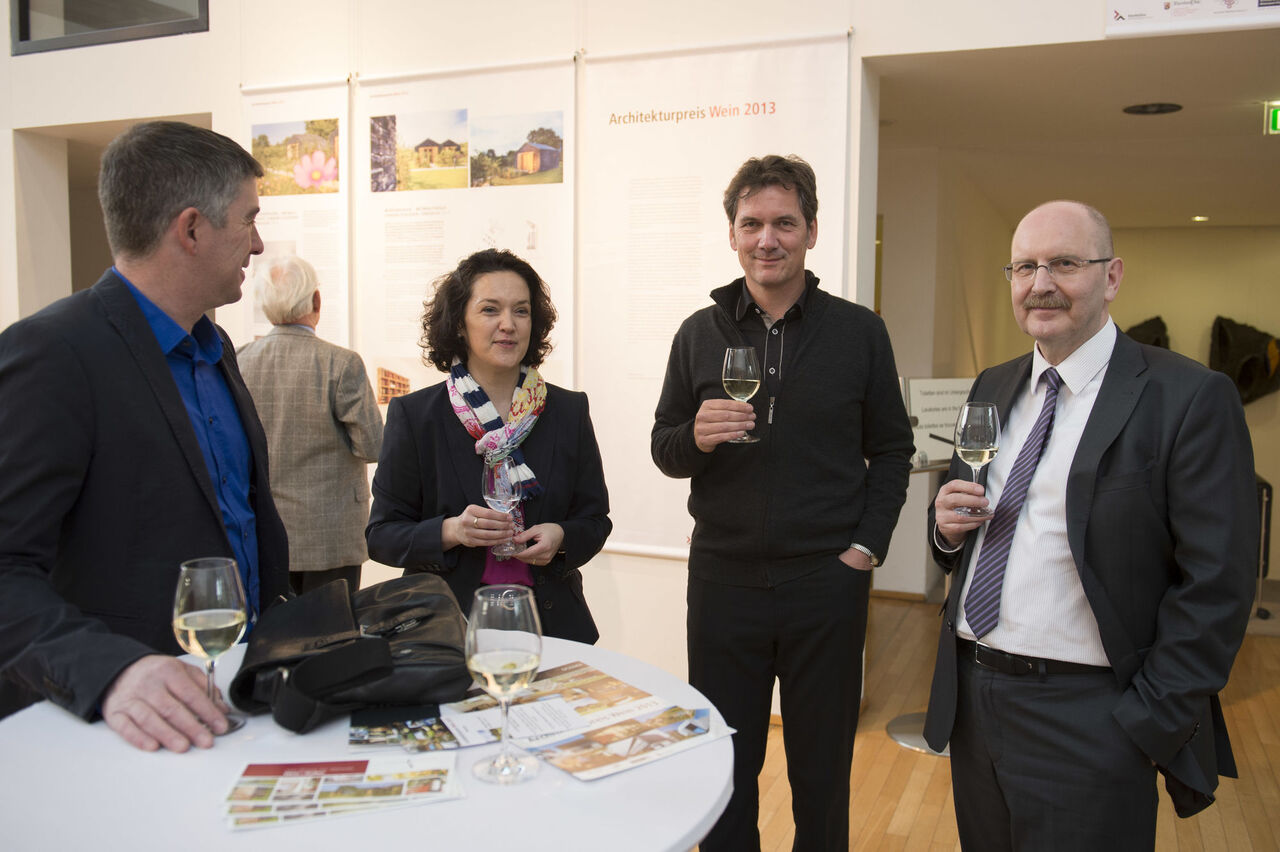 Präsident Gerold Reker, Architekt Hans-Jürgen Stein, Sabine und Markus Longen vom WeinKulturgut Longen-Schlöder