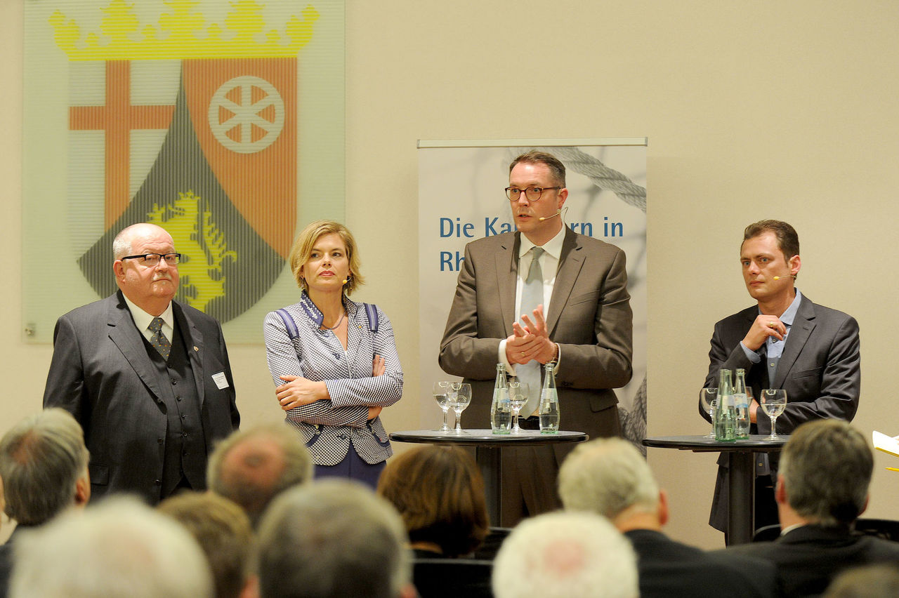 Foto: Gesprächsrunde mit Prof. Dr. Frieder Hessenauer, Julia Klöckner, Alexander Schweitzer und Daniel Köbler.