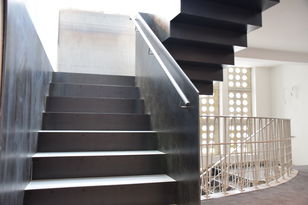 Einblicke in das großzügige und elegante Haupttreppenhaus mit Details der historischen und der zur Wohnerschließung notwendigen neuen Treppe.