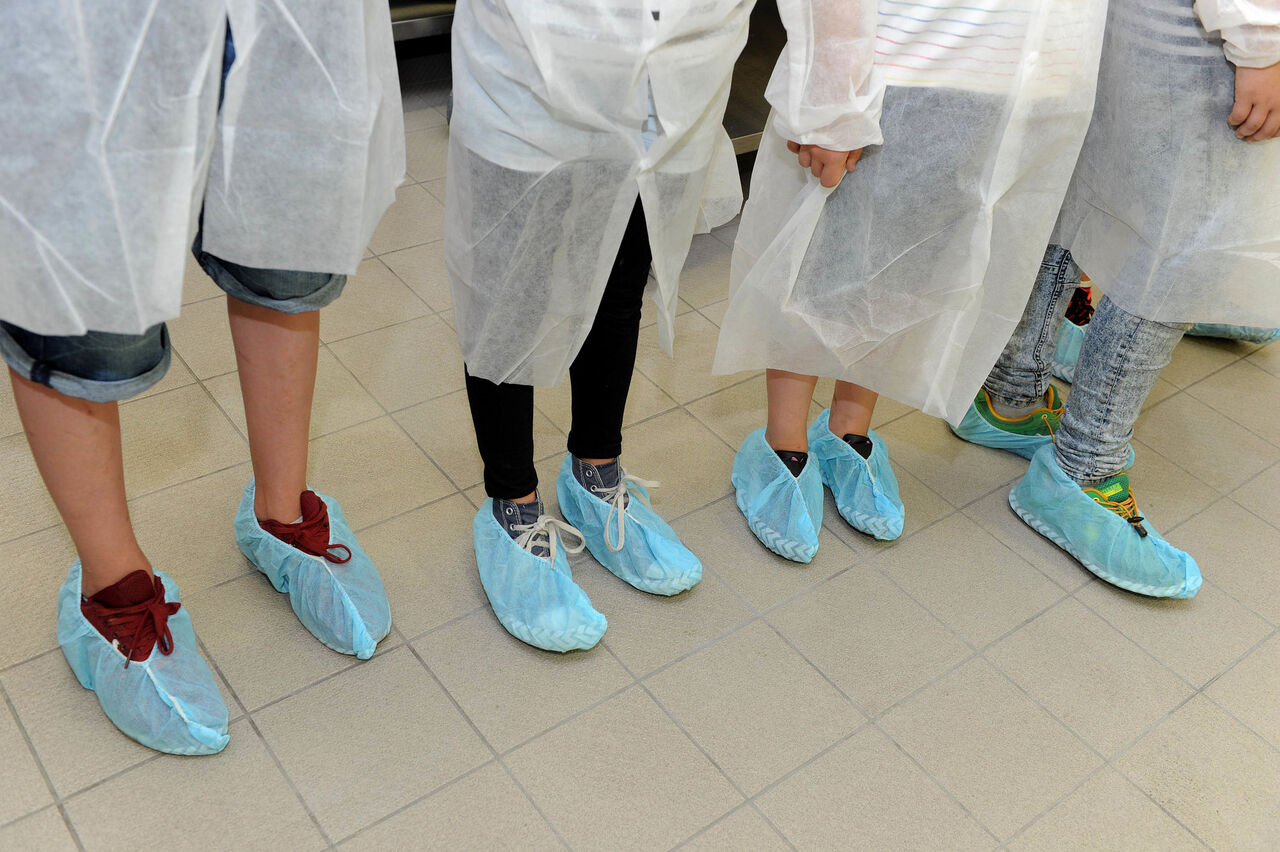 In der neuen Mensaküche mussten alle wegen der strengen Hygienevorschriften Schutzkleidung tragen.