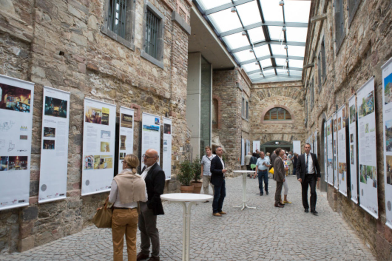 Foto: Blick in die Lange Linie auf der Festung Ehrenbreitstein mit der Ausstellung zum Architekturpreis Wein 2013