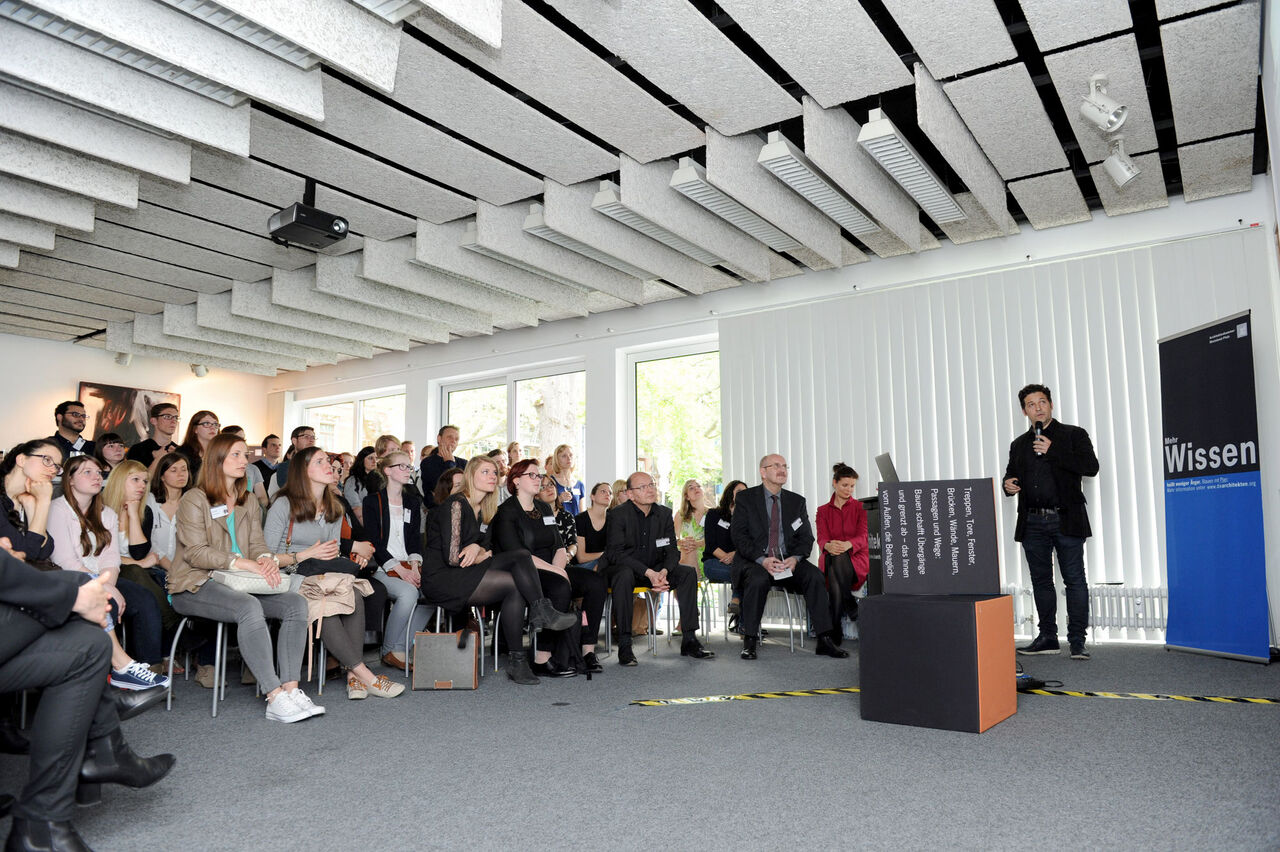 Die Besucher hören dem Referenten Architekt Ulrich Blum bei seinem Vortrag über die Berufsausübung in Deutschland und im Ausland zu