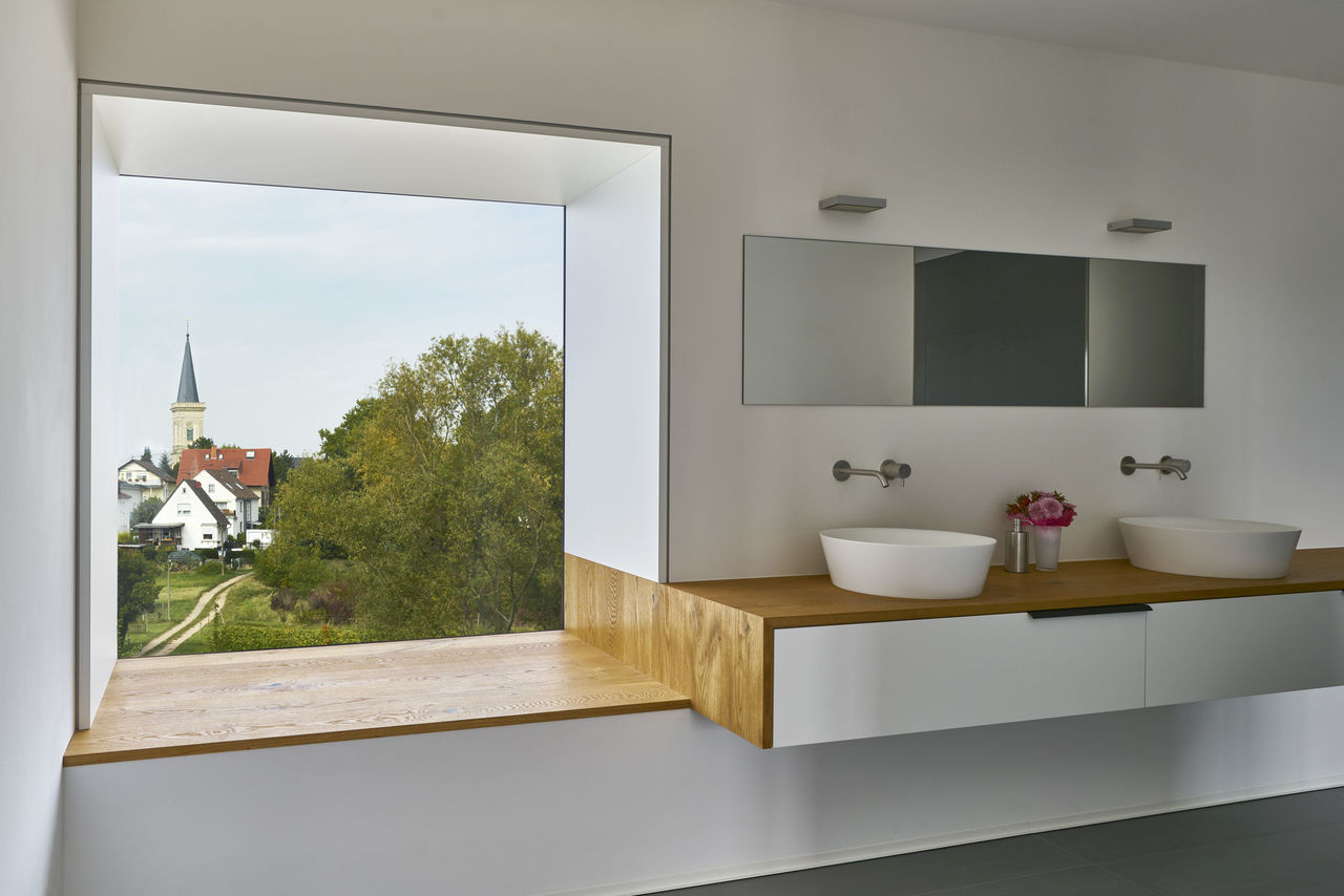 Haus Weinrebe: Auskragendes Fenster im Bad (Staffelgeschoss)