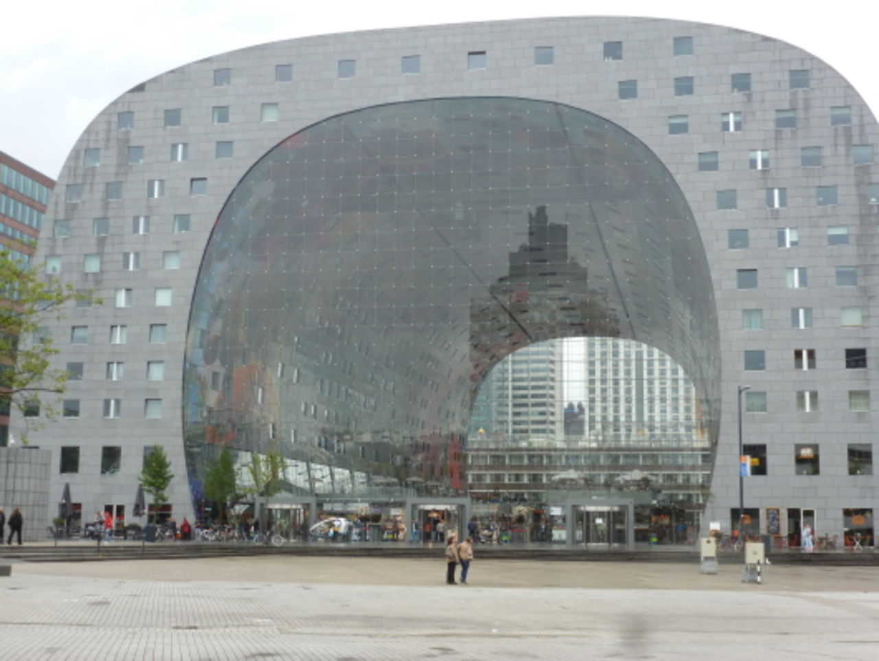 Die "Markthal" von MVRDV (2014), im Zentrum der Stadt gelegen, kombiniert Wohnungsbau mit einer überdachten Markthalle.